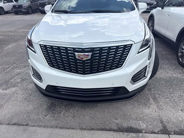 2023 Crystal White Tricoat Cadillac XT5 Luxury FWD SUV