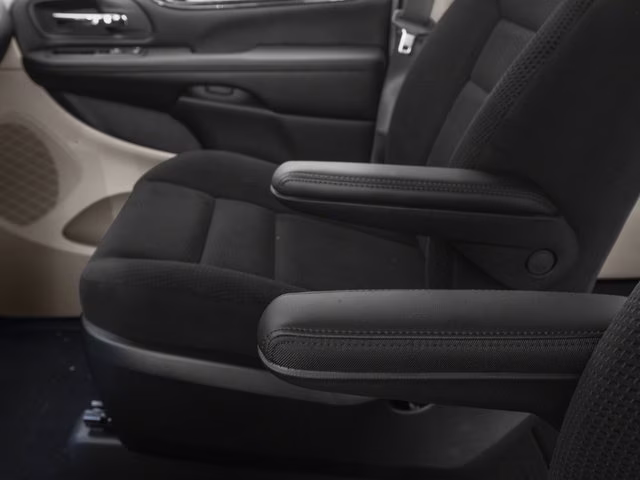 2017 White Knuckle Clearcoat Dodge Grand Caravan SE Plus FWD Van
