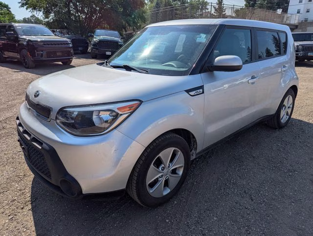 2016 Bright Silver Kia Soul Base FWD Hatchback