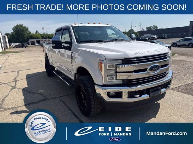 2018 White Platinum Clearcoat Metallic Ford Super Duty F-350 SRW Lariat 4X4 Truck