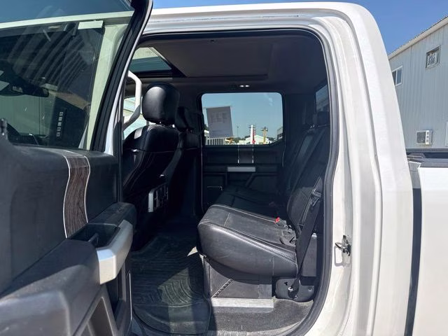 2018 White Platinum Clearcoat Metallic Ford Super Duty F-350 SRW Lariat 4X4 Truck
