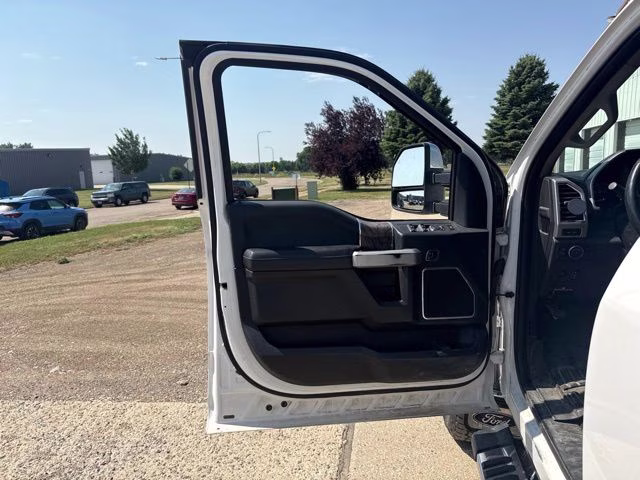 2018 White Platinum Clearcoat Metallic Ford Super Duty F-350 SRW Lariat 4X4 Truck