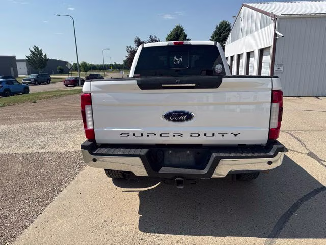 2018 White Platinum Clearcoat Metallic Ford Super Duty F-350 SRW Lariat 4X4 Truck