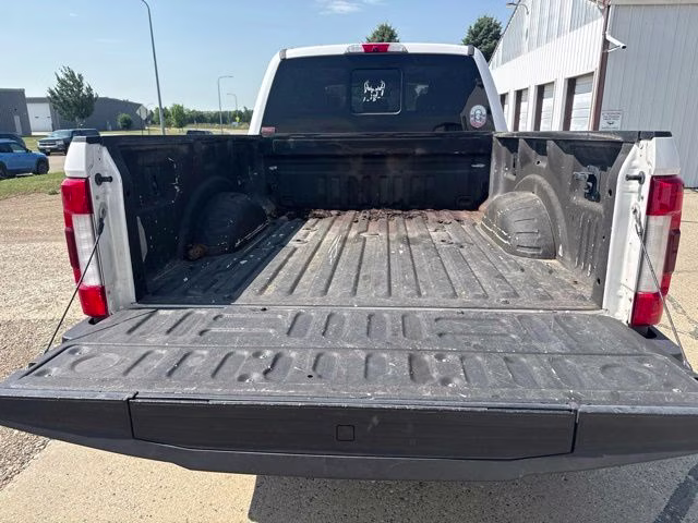 2018 White Platinum Clearcoat Metallic Ford Super Duty F-350 SRW Lariat 4X4 Truck