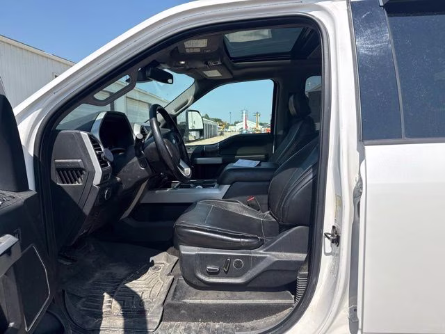 2018 White Platinum Clearcoat Metallic Ford Super Duty F-350 SRW Lariat 4X4 Truck