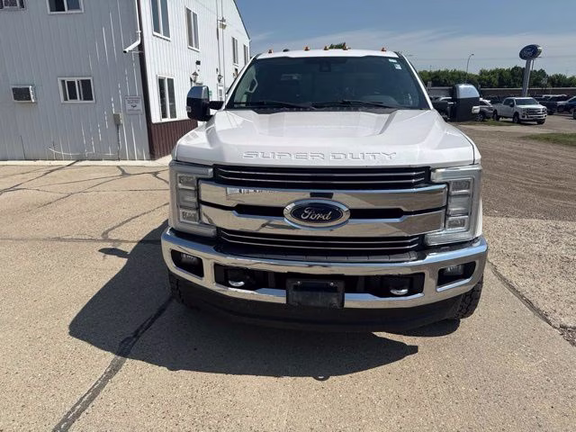 2018 White Platinum Clearcoat Metallic Ford Super Duty F-350 SRW Lariat 4X4 Truck