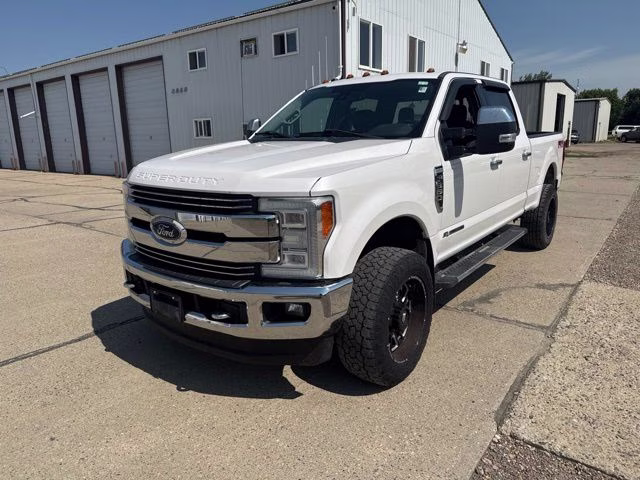 2018 White Platinum Clearcoat Metallic Ford Super Duty F-350 SRW Lariat 4X4 Truck