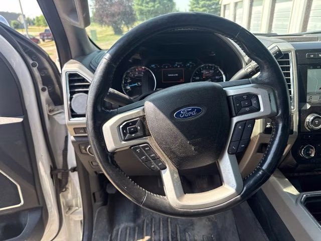 2018 White Platinum Clearcoat Metallic Ford Super Duty F-350 SRW Lariat 4X4 Truck