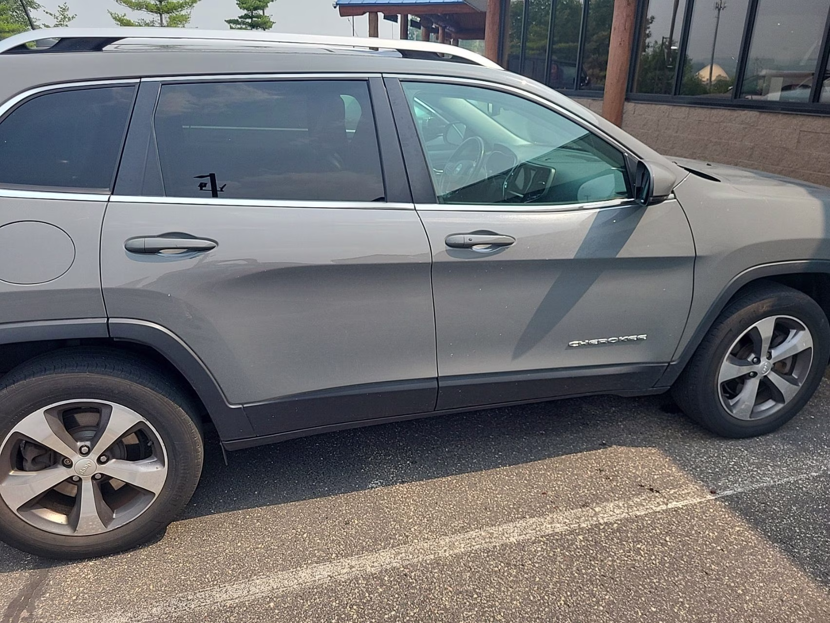 2019 Sting-Gray Clearcoat Jeep Cherokee Limited 4X4 SUV