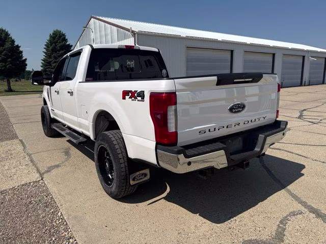 2018 White Platinum Clearcoat Metallic Ford Super Duty F-350 SRW Lariat 4X4 Truck