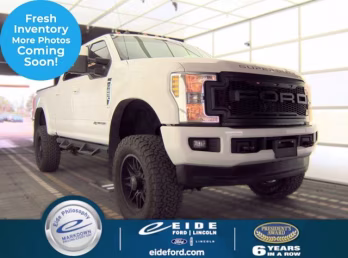 2019 Oxford White Ford Super Duty F-250 SRW Lariat 4X4 Truck