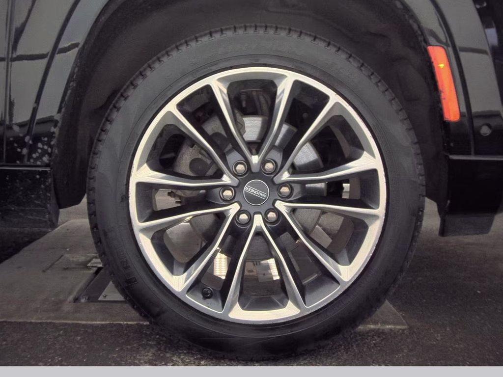 2024 Diamond Black Crystal Pearlcoat Jeep Wagoneer L Series III 4X4 SUV