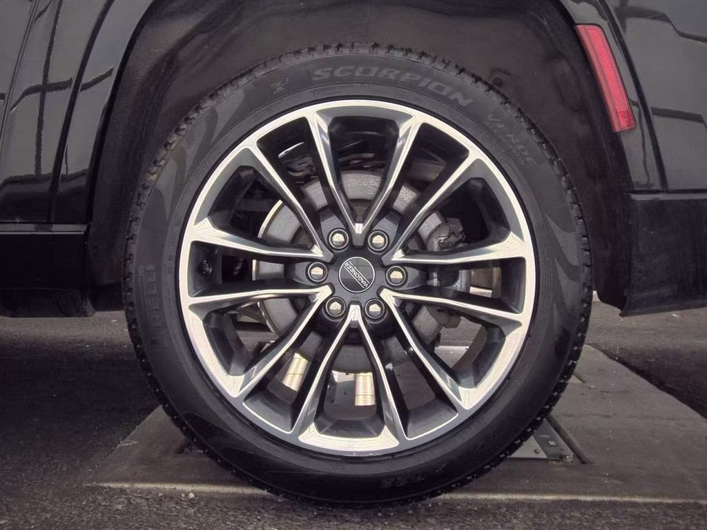 2024 Diamond Black Crystal Pearlcoat Jeep Wagoneer L Series III 4X4 SUV