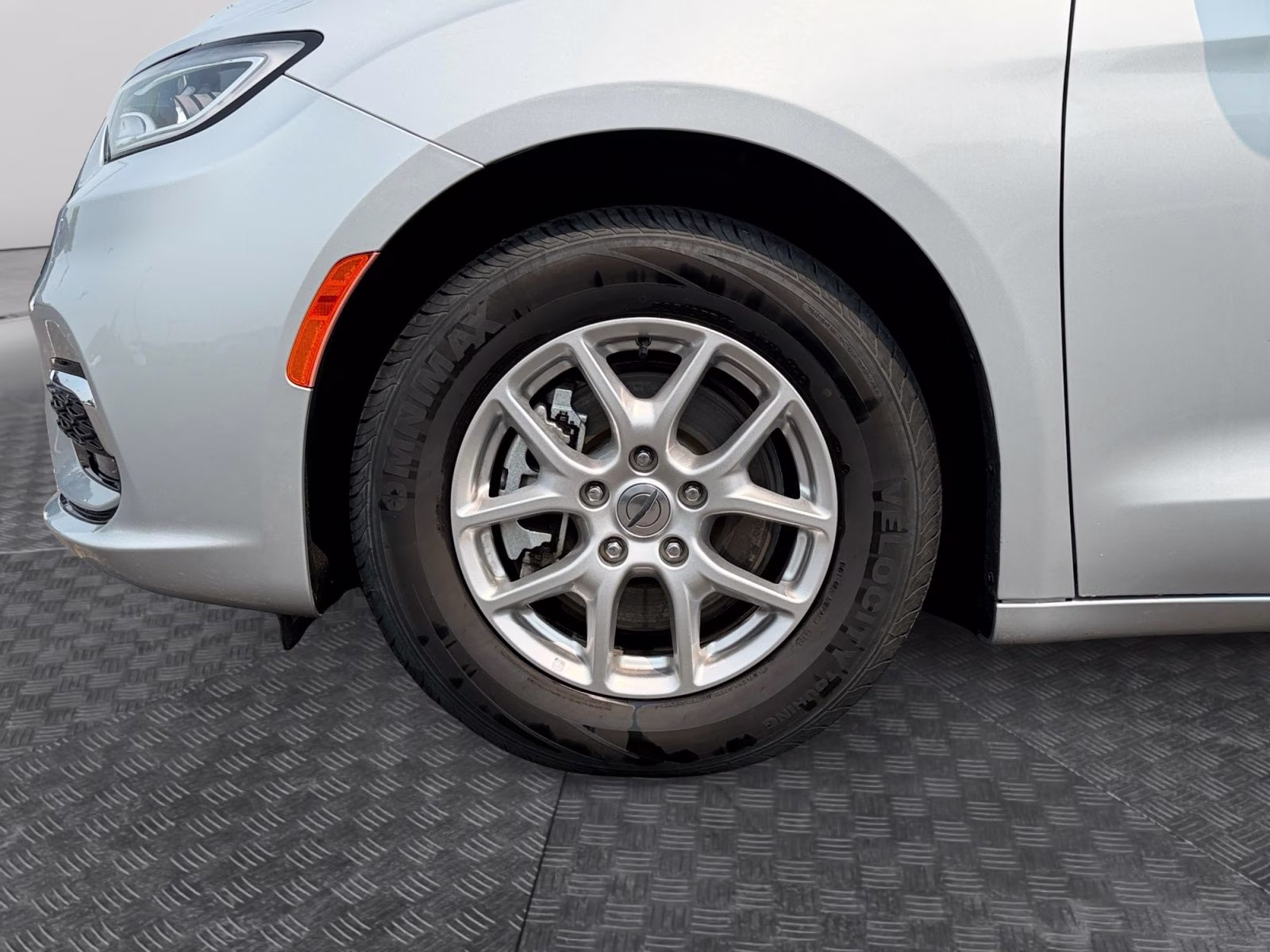 2024 Silver Mist Clearcoat Chrysler Pacifica Touring L FWD Van