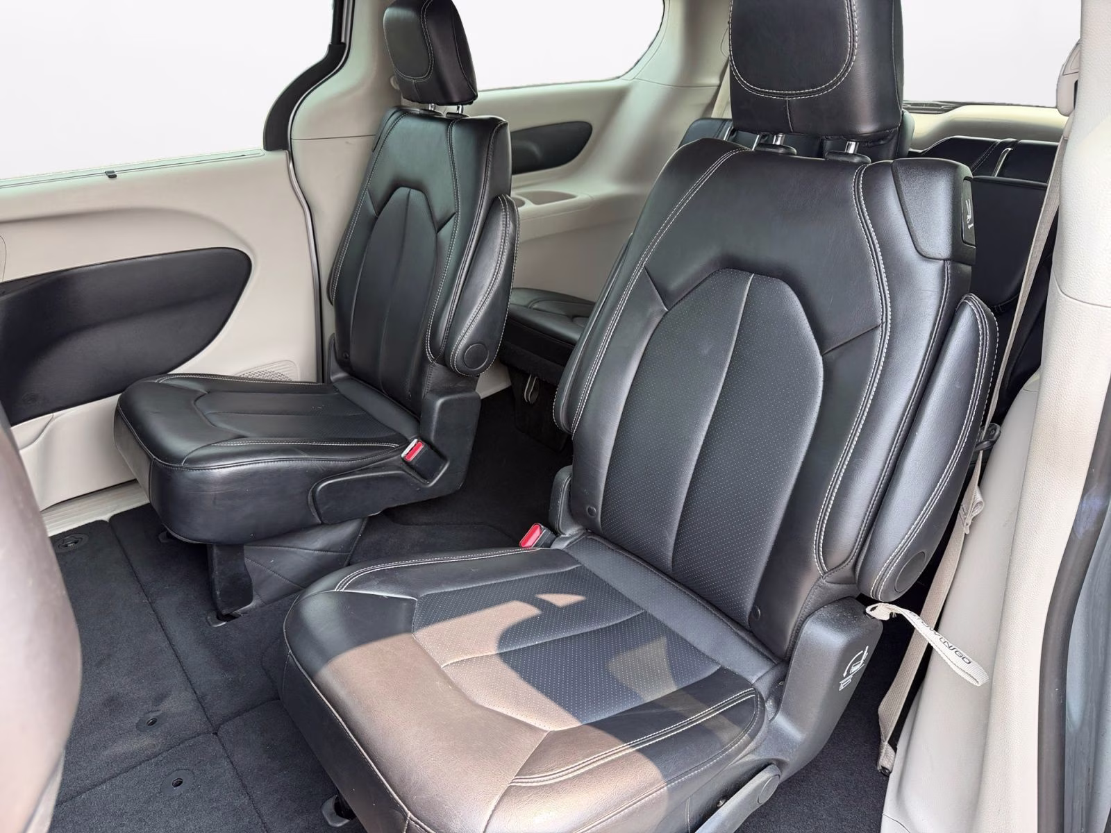 2024 Silver Mist Clearcoat Chrysler Pacifica Touring L FWD Van