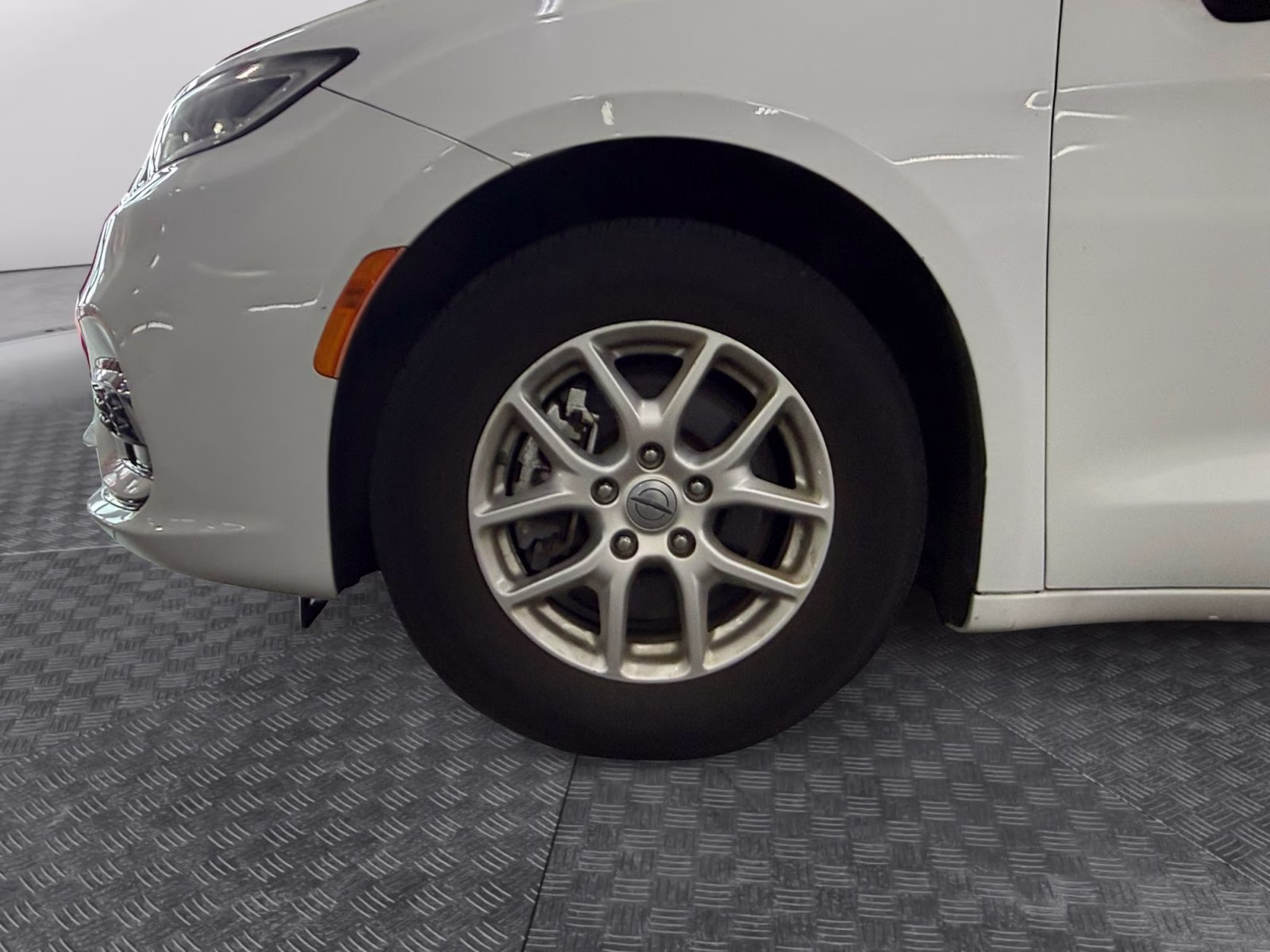 2023 Bright White Clearcoat Chrysler Pacifica Touring L FWD Van