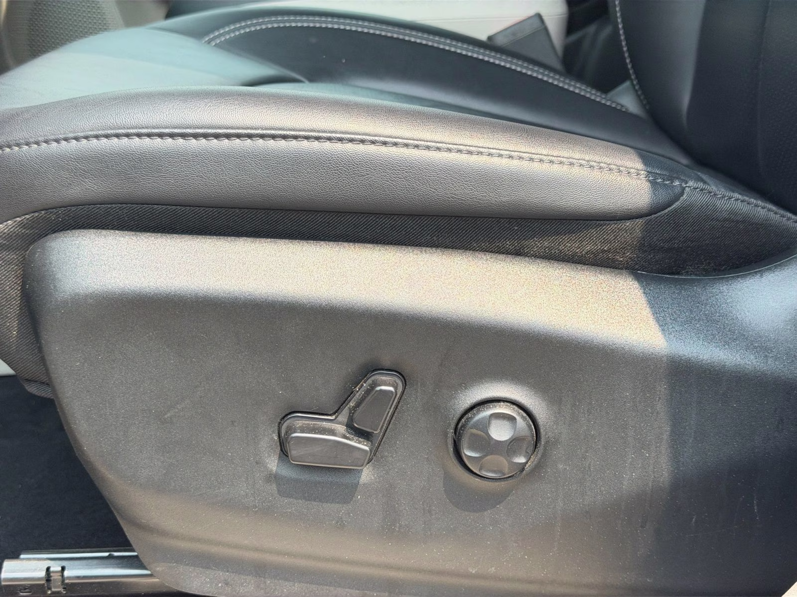 2024 Silver Mist Clearcoat Chrysler Pacifica Touring L FWD Van