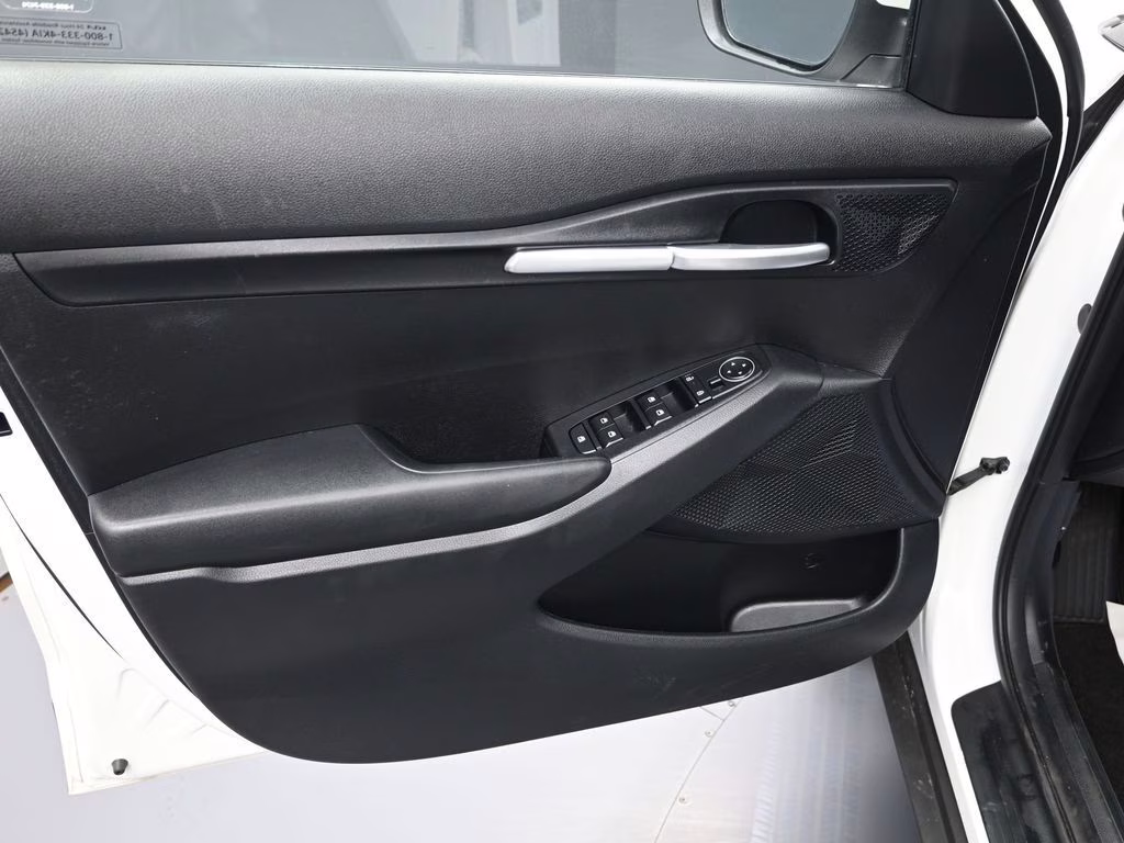 2025 Snow White Pearl Kia Seltos LX AWD SUV