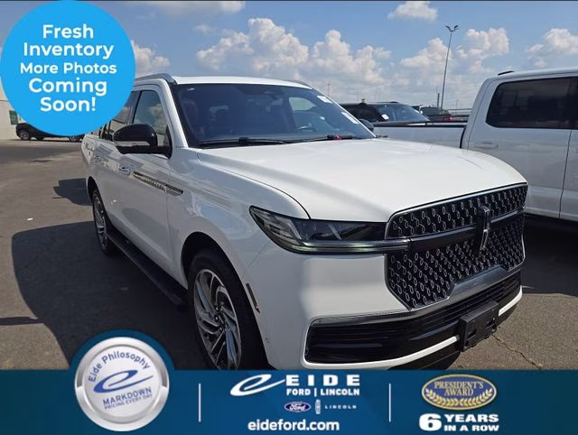 2025 White Metallic Lincoln Navigator Reserve 4X4 SUV