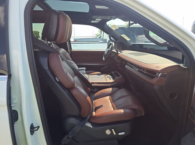 2025 White Metallic Lincoln Navigator Reserve 4X4 SUV