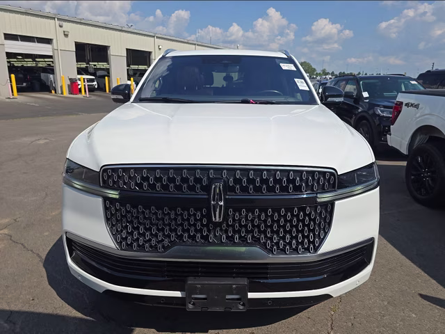 2025 White Metallic Lincoln Navigator Reserve 4X4 SUV