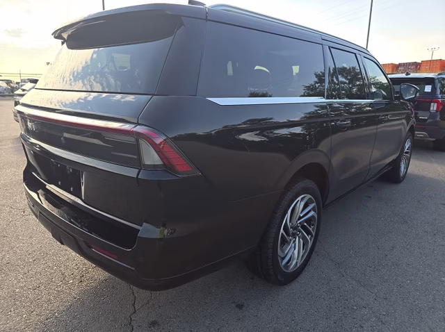 2025 Infinite Black Metallic Clearcoat Lincoln Navigator L Reserve 4X4 SUV