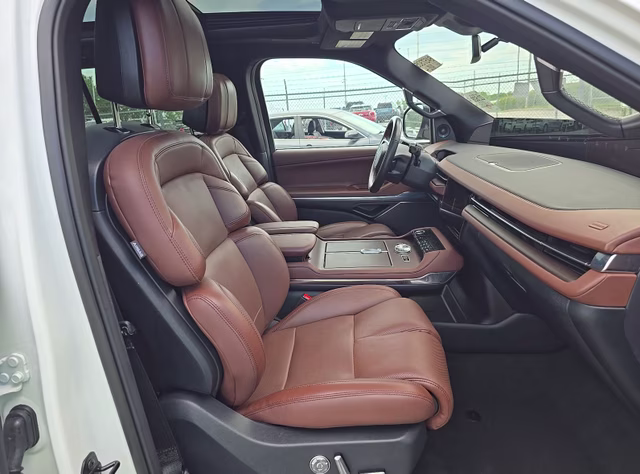 2025 White Metallic Lincoln Navigator Reserve 4X4 SUV