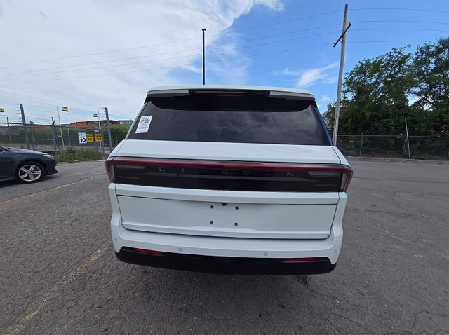 2025 White Metallic Lincoln Navigator Reserve 4X4 SUV