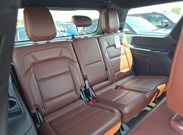 2025 White Metallic Lincoln Navigator Reserve 4X4 SUV