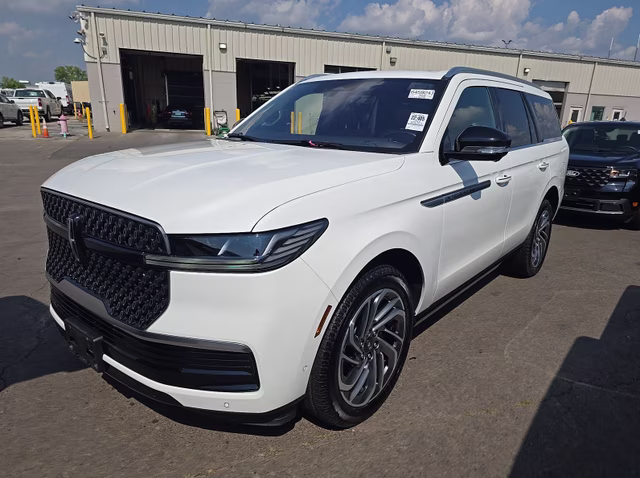 2025 White Metallic Lincoln Navigator Reserve 4X4 SUV