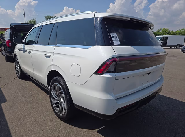 2025 White Metallic Lincoln Navigator Reserve 4X4 SUV