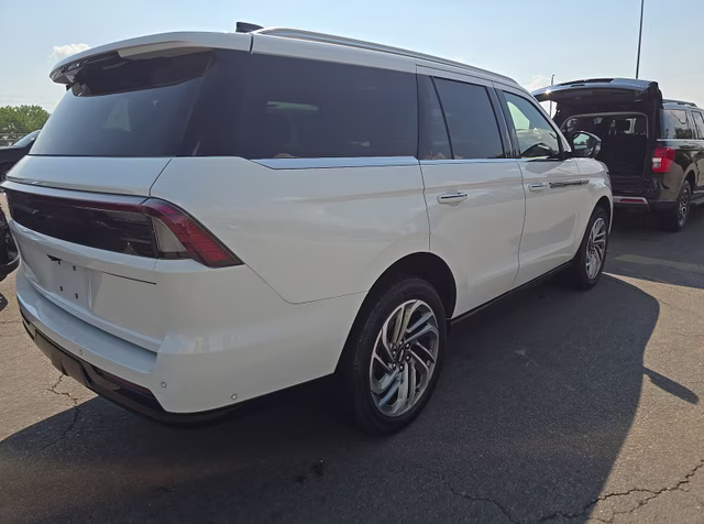 2025 White Metallic Lincoln Navigator Reserve 4X4 SUV