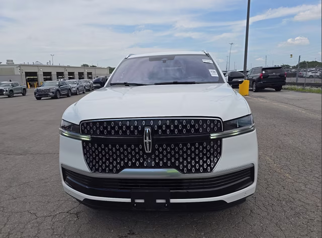 2025 White Metallic Lincoln Navigator Reserve 4X4 SUV