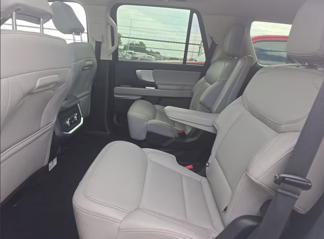 2025 White Metallic Ford Expedition Active 4X4 SUV