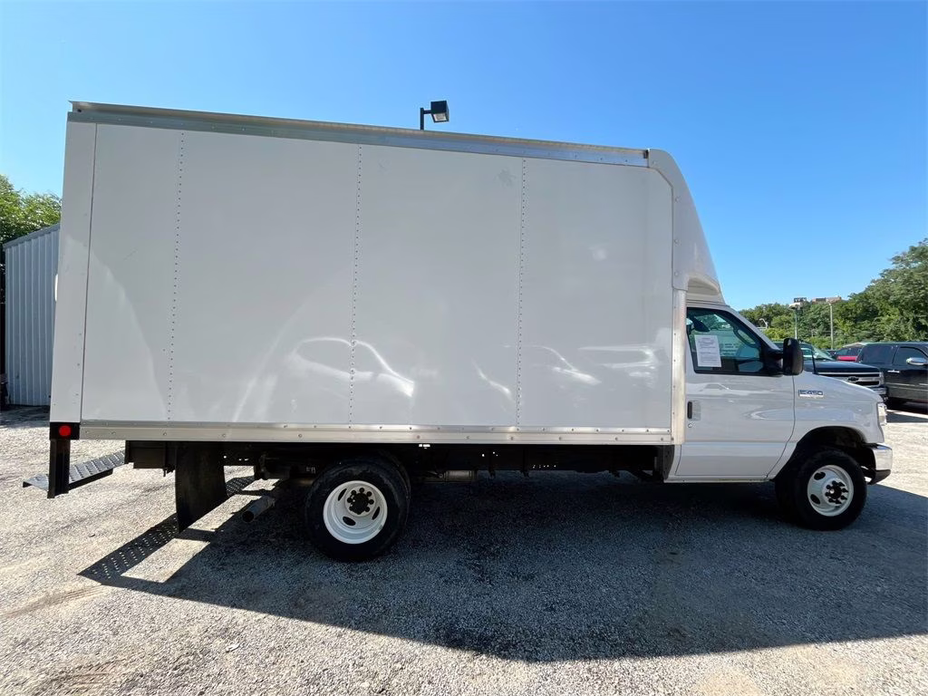 2023 Oxford White Ford E-450SD Base RWD Truck