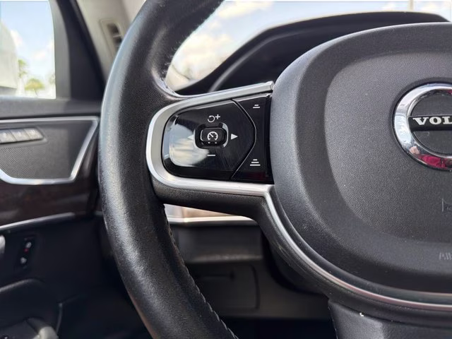 2017 Ice White Volvo XC90 T6 Momentum AWD SUV