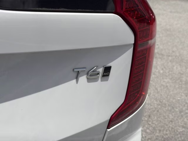 2017 Ice White Volvo XC90 T6 Momentum AWD SUV