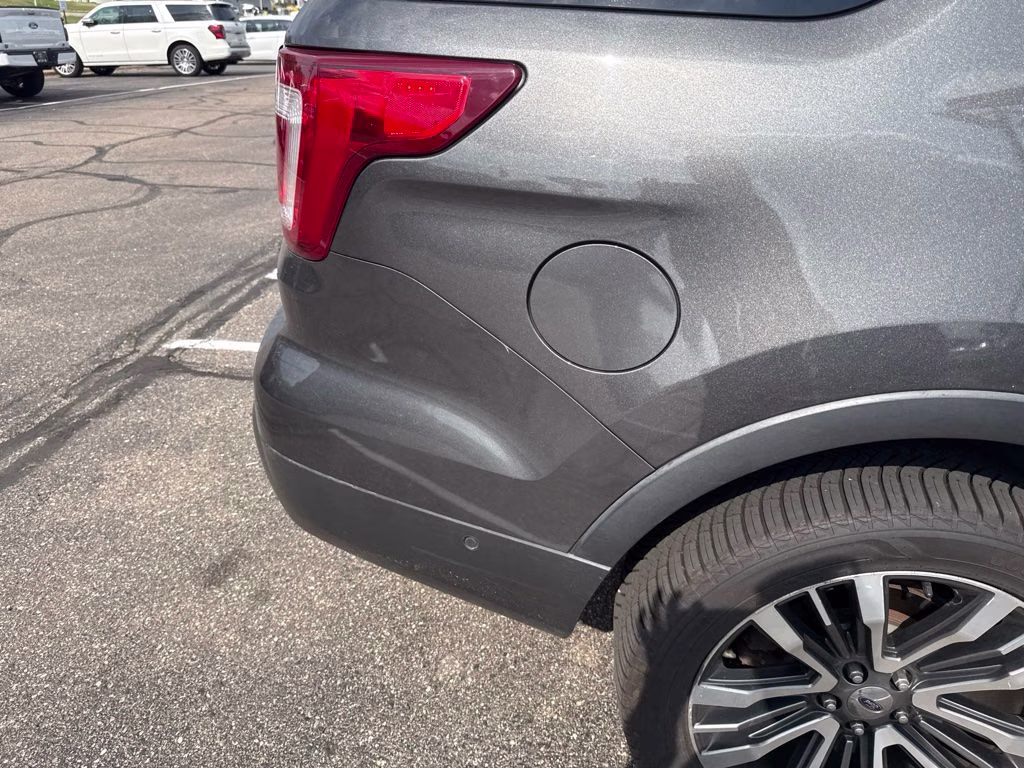 2016 Magnetic Metallic Ford Explorer Platinum 4X4 SUV