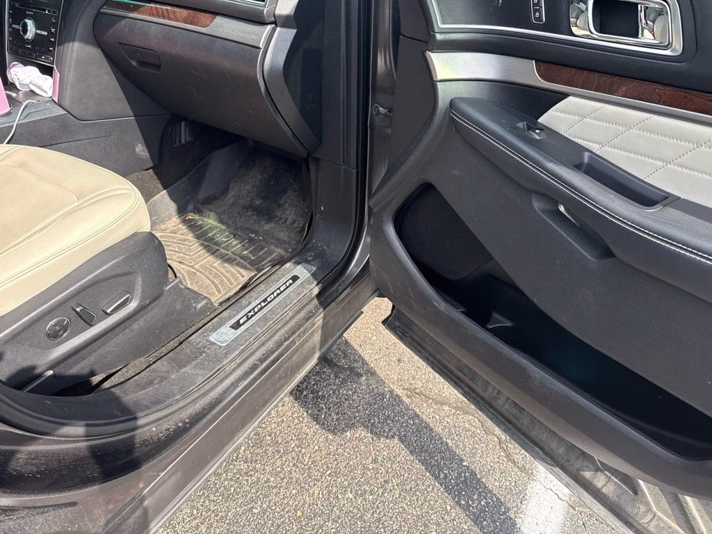 2016 Magnetic Metallic Ford Explorer Platinum 4X4 SUV