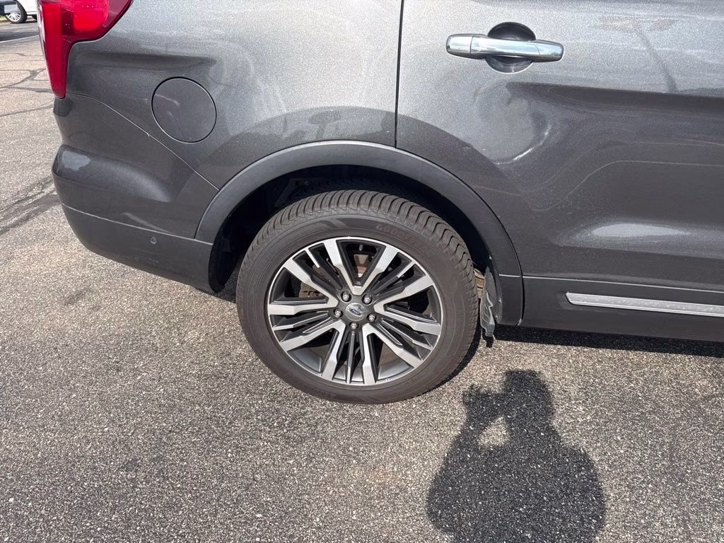 2016 Magnetic Metallic Ford Explorer Platinum 4X4 SUV