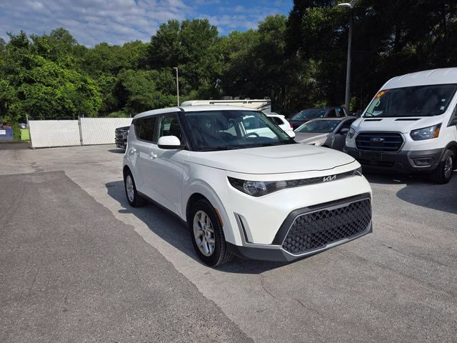 2024 Snow White Pearl Kia Soul LX FWD Hatchback