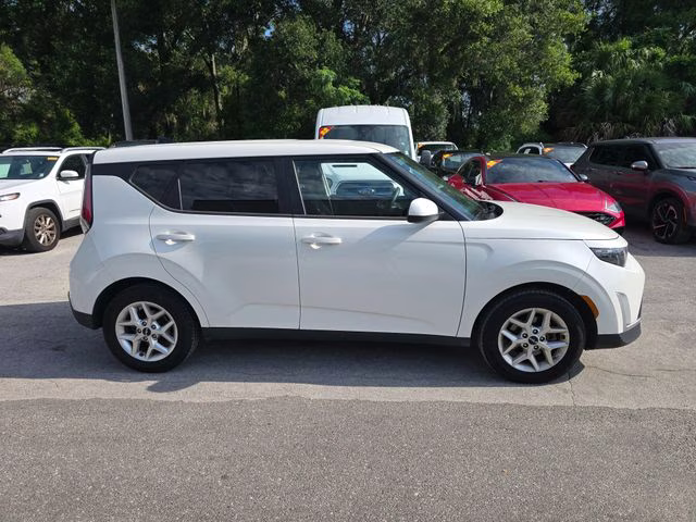 2024 Snow White Pearl Kia Soul LX FWD Hatchback