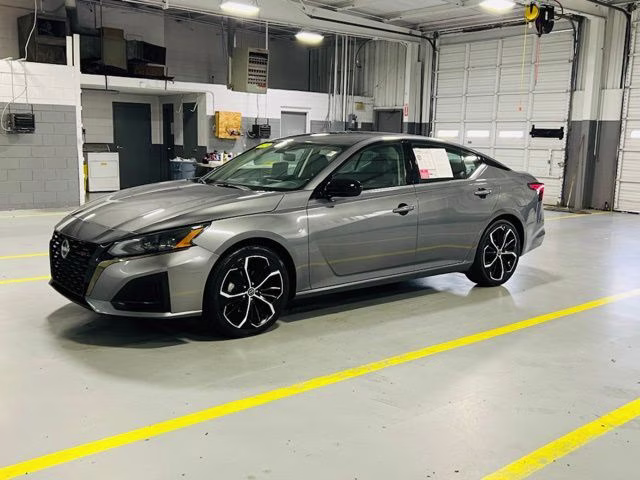 2025 Gun Metallic Nissan Altima 2.5 SR FWD Sedan