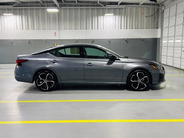 2025 Gun Metallic Nissan Altima 2.5 SR FWD Sedan
