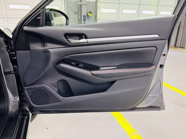 2025 Gun Metallic Nissan Altima 2.5 SR FWD Sedan