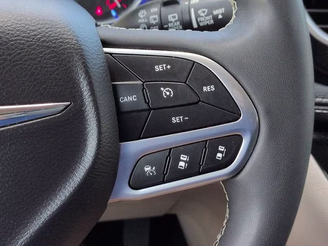 2024 Bright White Clearcoat Chrysler Pacifica Select FWD Van