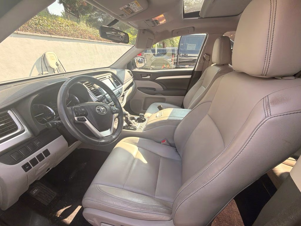 2016 Silver Toyota Highlander XLE V6 AWD SUV