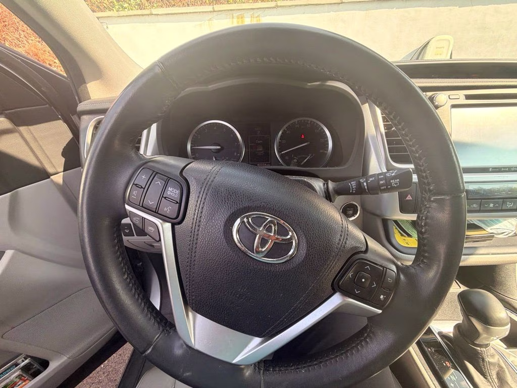 2016 Silver Toyota Highlander XLE V6 AWD SUV