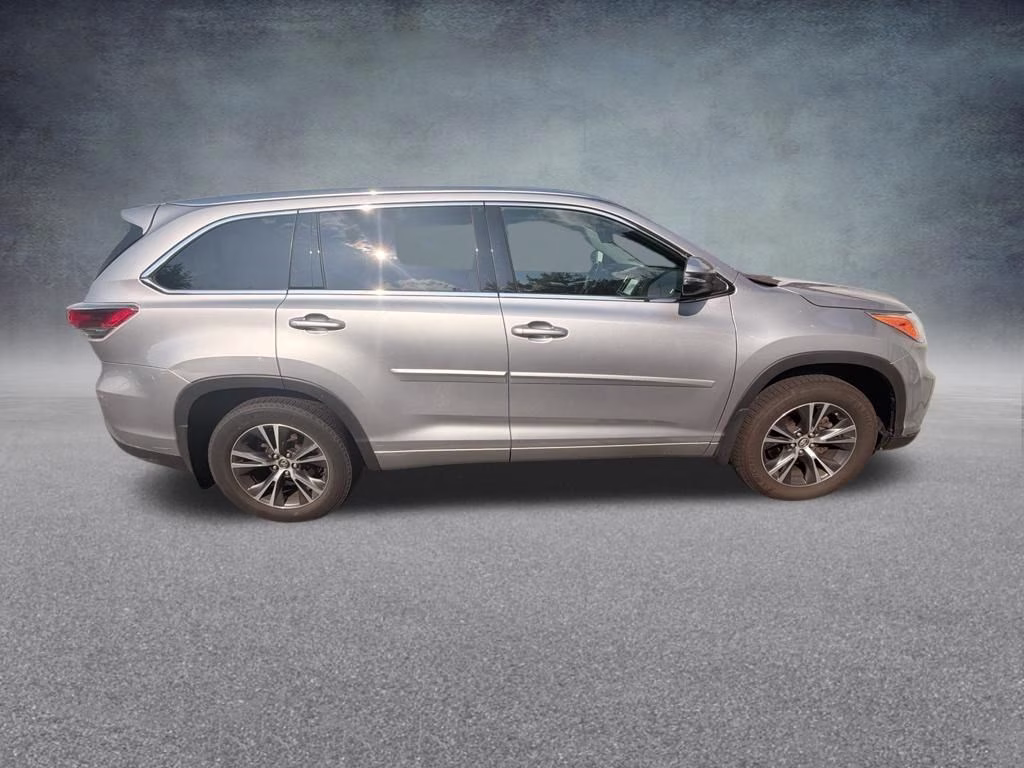 2016 Silver Toyota Highlander XLE V6 AWD SUV