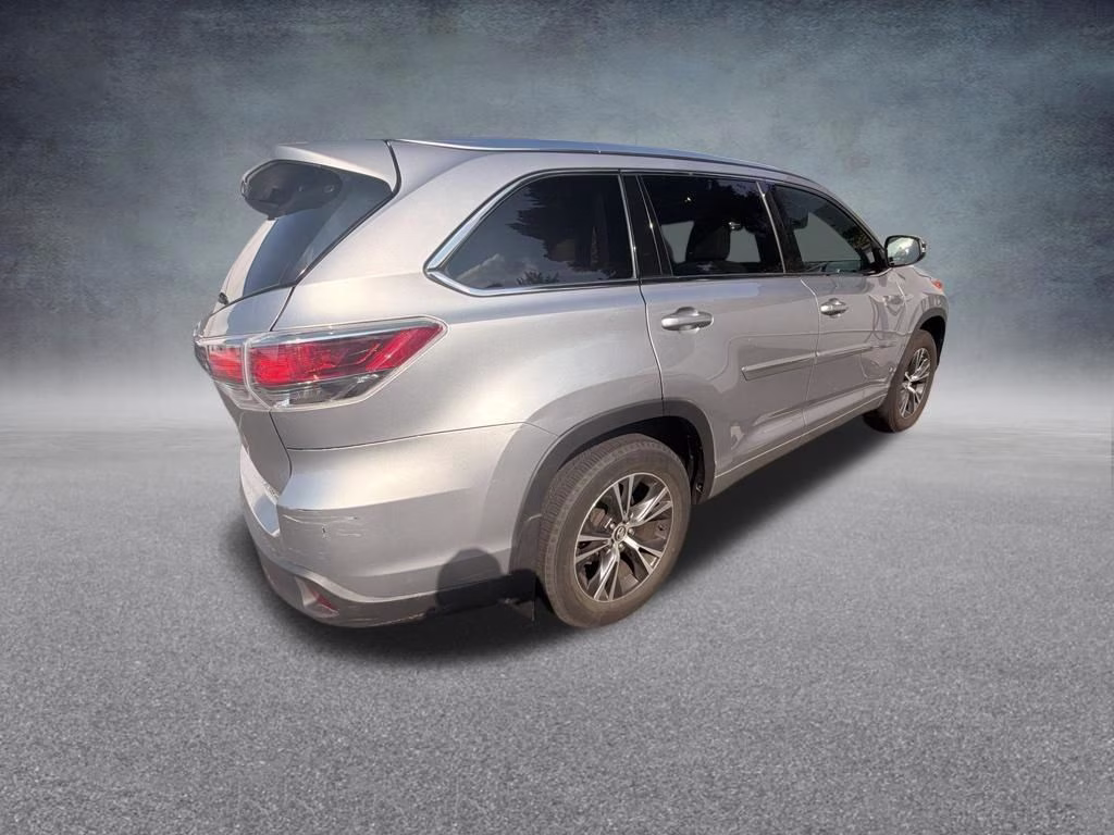 2016 Silver Toyota Highlander XLE V6 AWD SUV